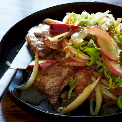 Côtelettes de porc aux pommes, fenouil et sauge