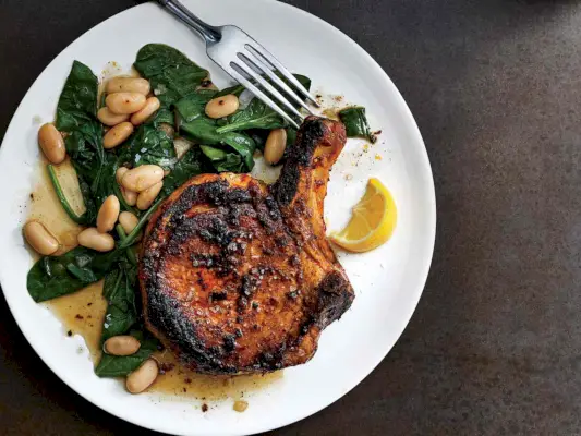 Côtelettes de porc noircies à la poêle avec haricots et épinards