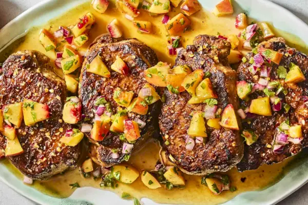 Côtelettes de porc glacées au miel avec salsa aux pêches