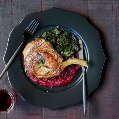 Côtelettes de porc au beurre de sauge avec purée de betterave et blettes
