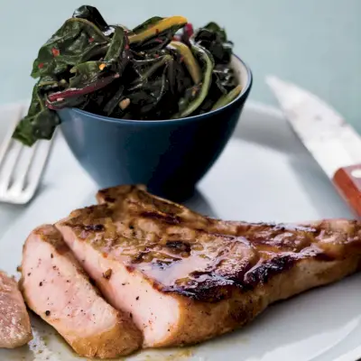Côtelettes de porc grillées avec anchois et blettes