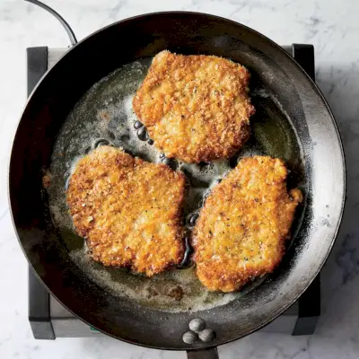 Escalope de porc en croûte de pommes de terre avec mayonnaise aux piments forts