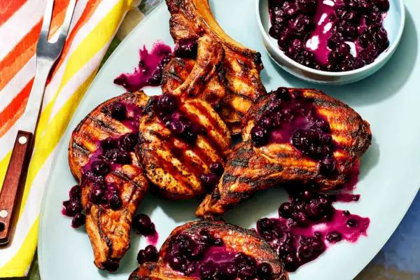 Côtelettes de porc grillées avec sauce éclatée aux bleuets