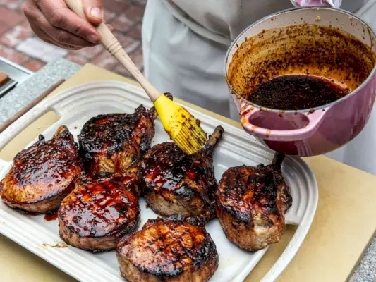 côtelettes de porc grillées avec glaçage au miel
