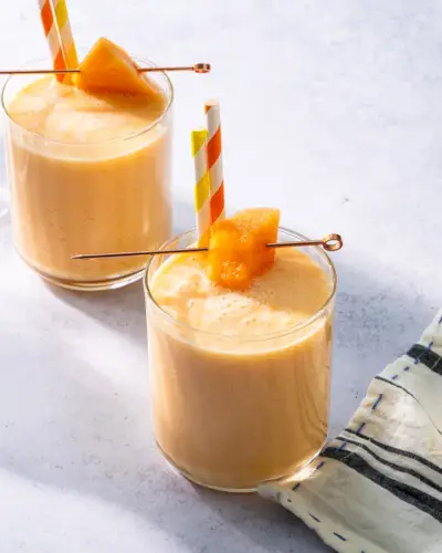Smoothie de melão em dois copos