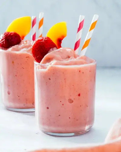 Jahodové broskvové smoothie