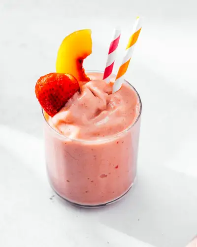 Jahodové broskvové smoothie