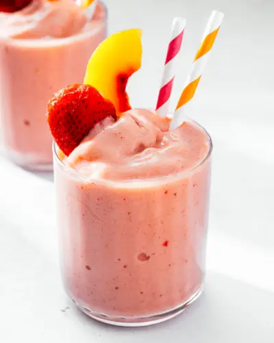 Jahodové broskvové smoothie