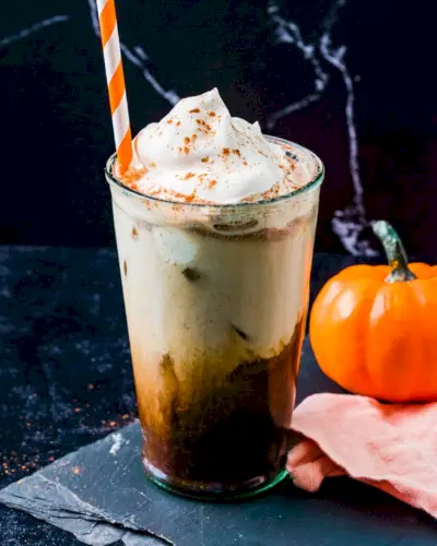 Café com leite gelado com especiarias e abóbora