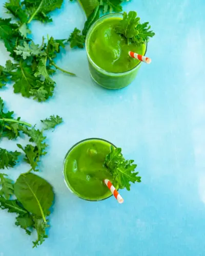 Deux smoothies au chou frisé.