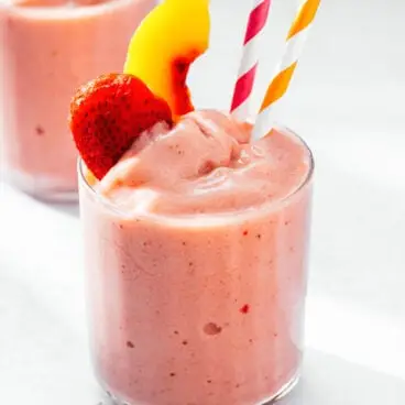 Smoothie aux fraises et aux pêches