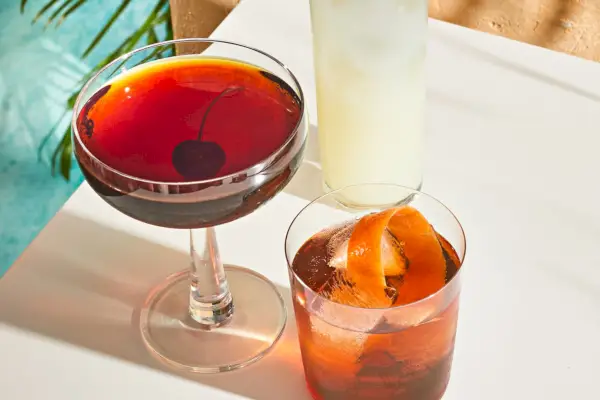 coquetel preto de Manhattan com cereja