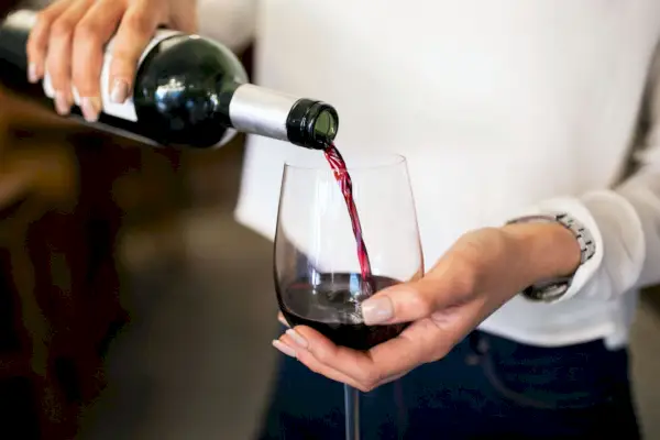Um sommelier derrama vinho grenache em uma taça