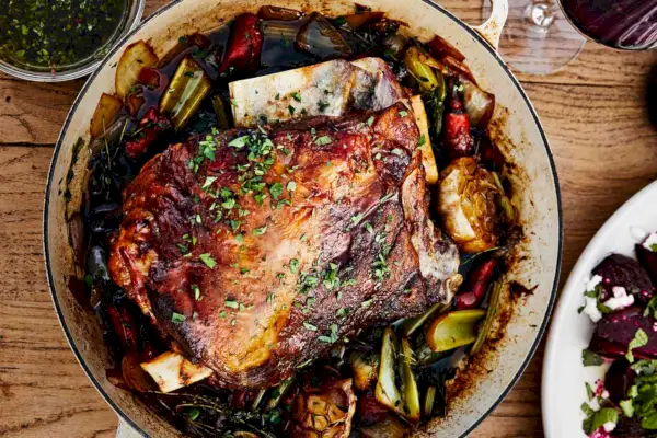 Recept na pomaly pečené jahňacie pliecko so šalotkou a bielym vínom