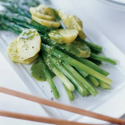 Špargľový a zemiakový šalát s rizlingovo-estragónovým vinaigrette