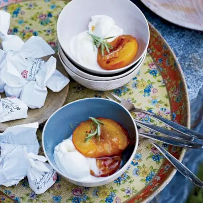 Pečené broskyne so zmrzlinou z mascarpone