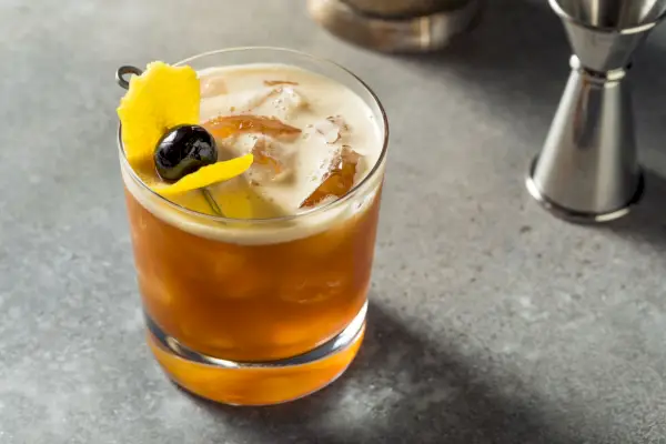 Studený koktejl Amaro Sour s citronovou oblohou
