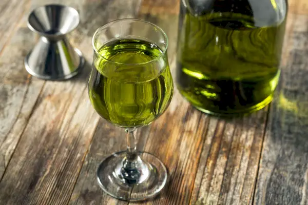 Chartreuese likér ve sklenici