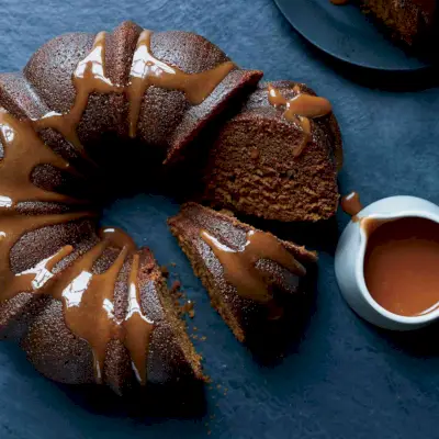 Tort Porter Bundt z sosem whisky-karmelowym