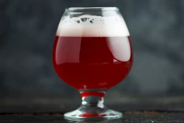 赤い色のビール。
