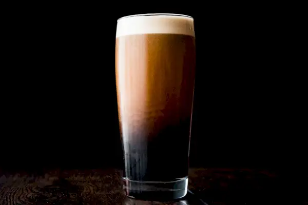 木の表面に黒ビール