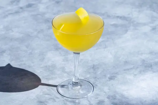 Koktejl Brandy Daisy na světle šedém mramorovém pozadí.