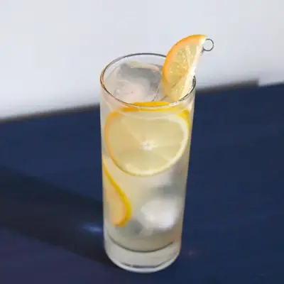셰리 4를 곁들인 FWX 칵테일