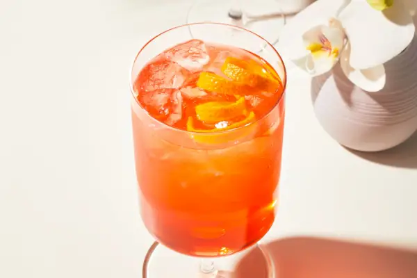 rhum blanc et aperol spritz avec garniture d'écorces d'orange