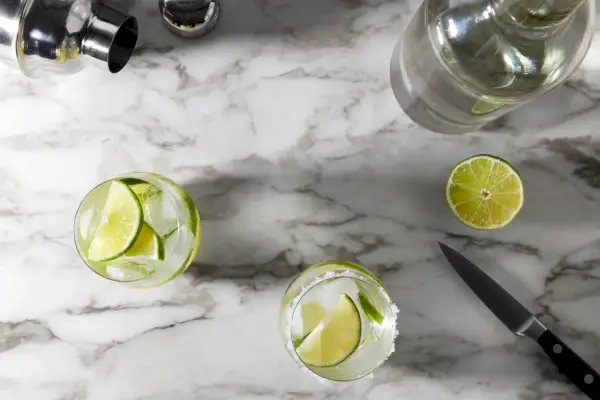 Shaker do koktajli, tequila i dwie świeże margarity