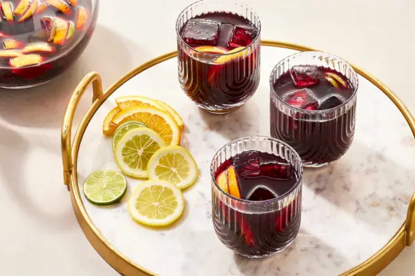 Copos de sangria em uma bandeja