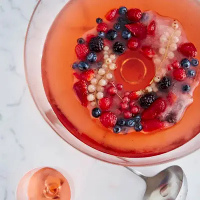 Rosen-Sangria mit einem gemischten Beeren-Eisring