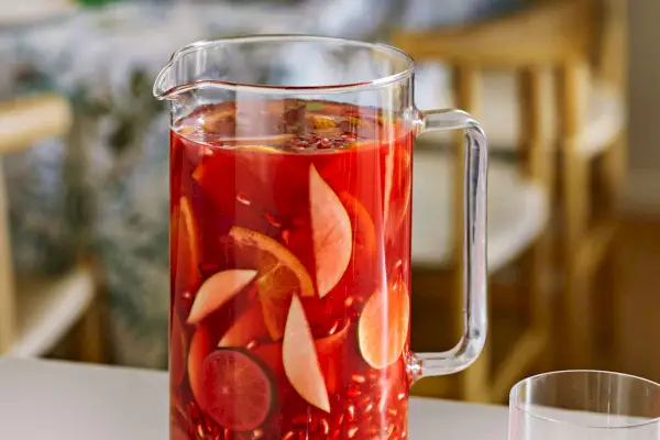Funkelnde Zitrus-Granatapfel-Sangria