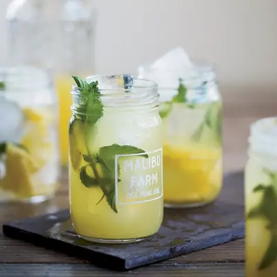 Ananas-Sake-Sangria mit Jalapeño