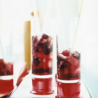 Rosé-Sangria mit Preiselbeeren und Äpfeln
