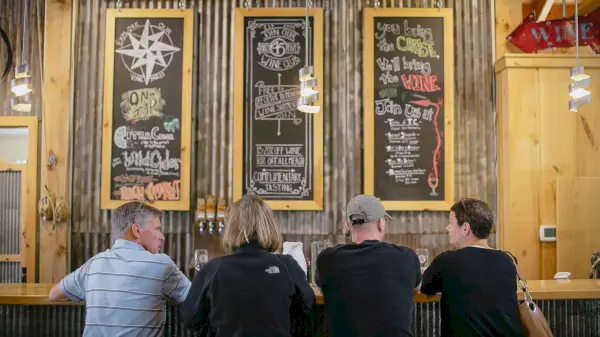 Les invités dégustent des vins dans la salle de dégustation du 45 North Vineyard & Winery