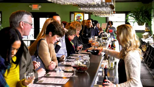 Un bar complet de clients dans la salle de dégustation de Lemon Creek Winery