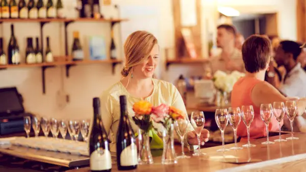 Verres de dégustation disposés sur un bar dans la salle de dégustation de MAWBY Vineyards