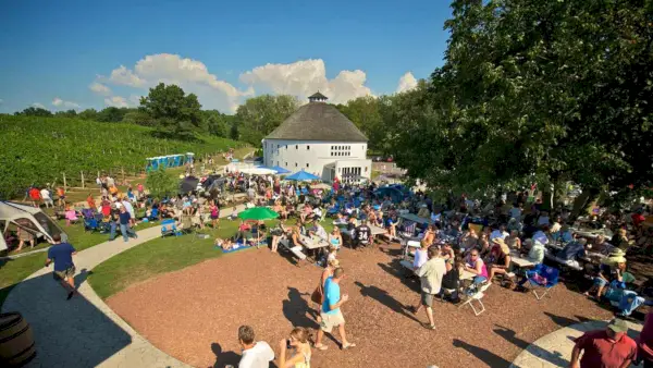 Un événement en plein air a lieu à l'extérieur de Round Barn Winery