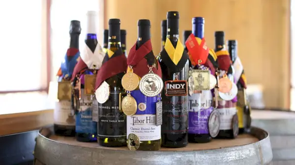 Un assortiment de bouteilles de vin drapées de médailles au Tabor Hill Winery
