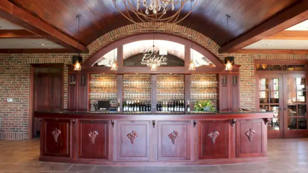 Une photo du bar de la salle de dégustation du Brys Estate Vineyard.