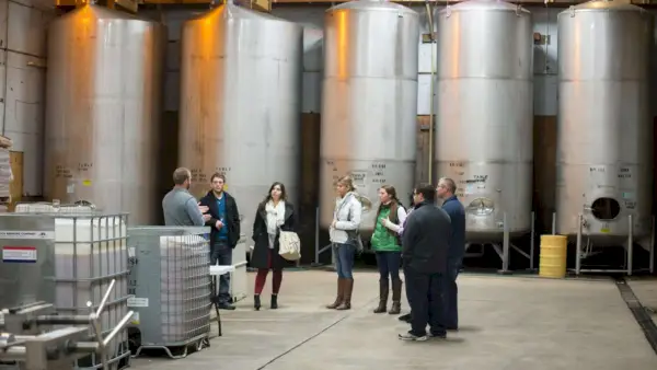 Invités faisant une visite approfondie des cuves de fermentation de Fenn Valley Vineyards