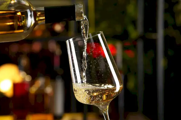 Vinho moscatel sendo derramado em um copo