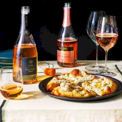 Pizza bianca con rosa frizzante