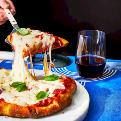 Pizza Margherita al vino rosso