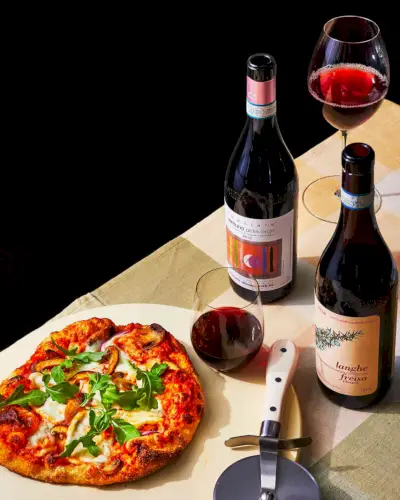 Pizza vegetariana al vino rosso