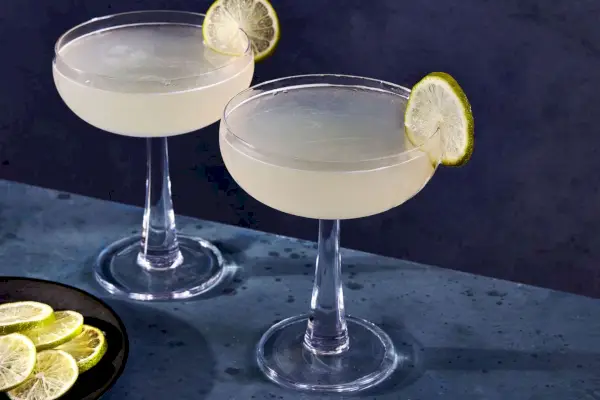 Klassischer Gin Gimlet wieder mit dunkelblauem Hintergrund.