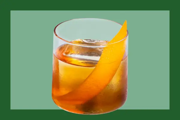 Bourbon w starym stylu na zielonym tle.