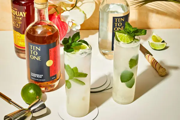 mojitos de coco com garrafas de rum
