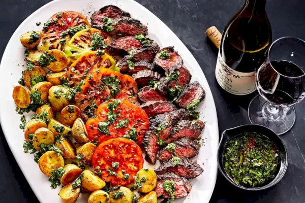 Steak, pommes de terre et tomates avec chimichurri rapide