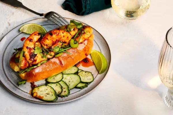 Rouleau de crevettes chaud avec chips de chili et salade de concombre